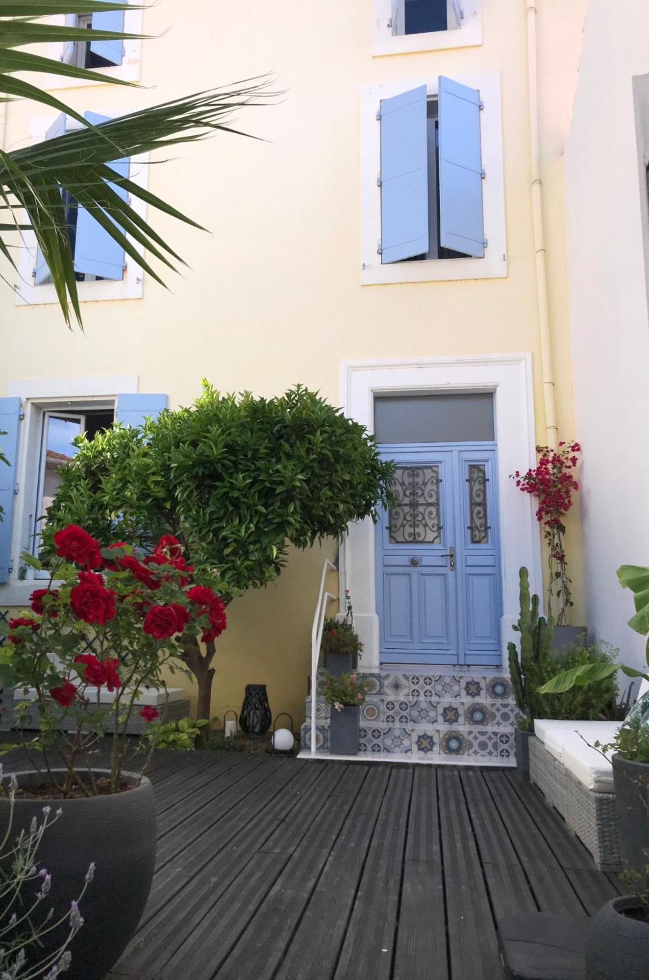 Notre Maison Aux Volets Bleus Ouveillan 外观 照片
